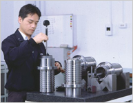 套管內(nèi)徑，內(nèi)精密缸徑規(guī)量測(cè)。