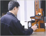 精密零件在花崗巖平臺(tái)上，用二次
元量床檢測(cè)。